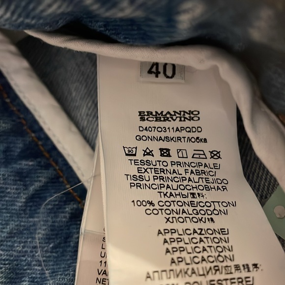 Ermanno Scervino distressed six 40 Jean Skirt with embroidered flowers - Picture 13 of 13